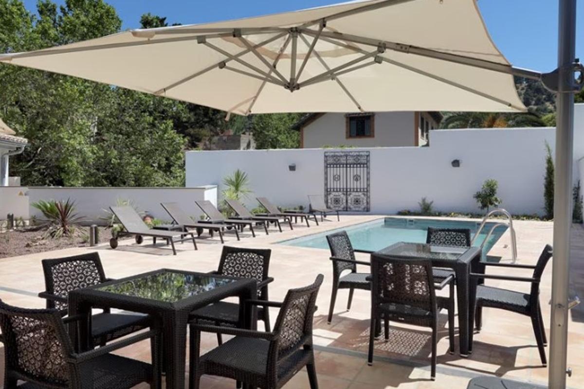 Aurea Washington Irving By Eurostars Hotel Company Granada Kültér fotó A cantilever umbrella