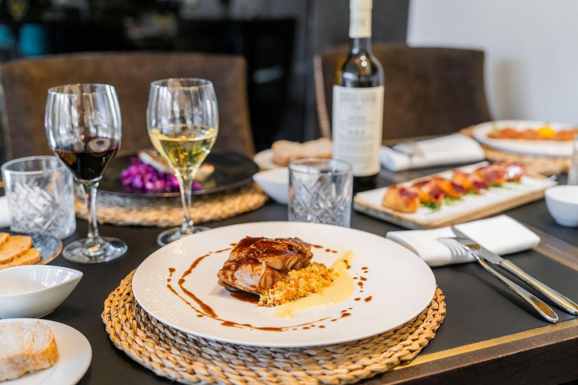 Aurea Washington Irving By Eurostars Hotel Company Granada Kültér fotó A meal at the restaurant